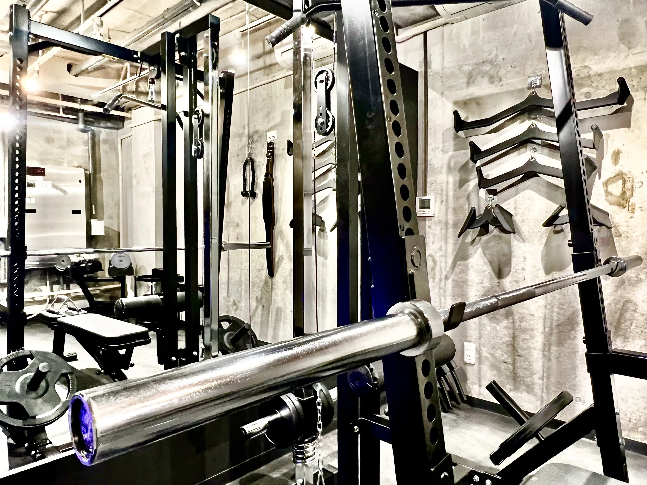 人形町・水天宮前エリアで人気のパーソナルジムLYRIME人形町・水天宮前店のトレーニングエリアの内装