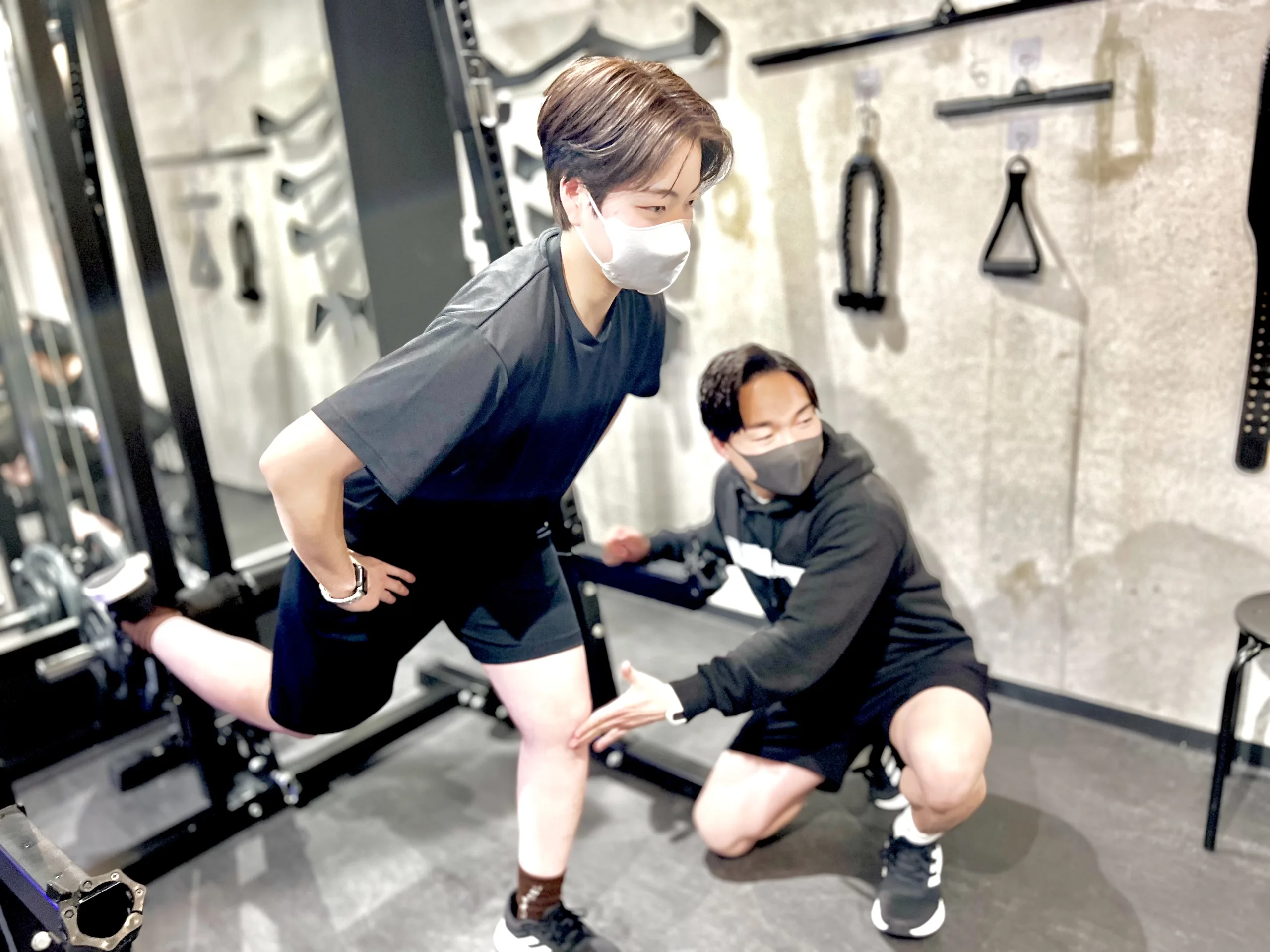 IMG_6721 2のコピー - 人形町・水天宮前のセミパーソナルジム|LYRIM人形町・水天宮前店 パーソナルジムLYRIM人形町・水天宮前店で男性トレーナーにトレーニング指導を受けている女性会員