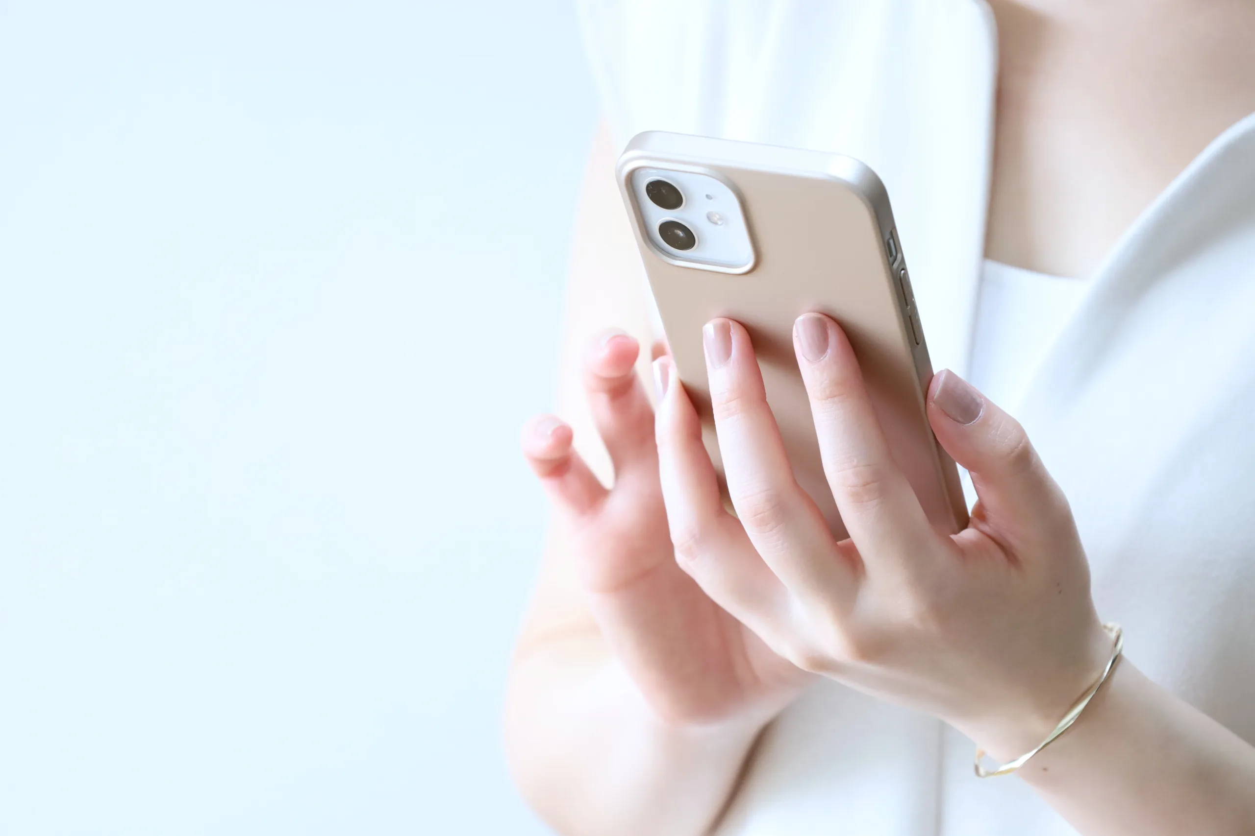 スマートフォンを操作する女性 - 人形町・水天宮前のセミパーソナルジム|LYRIM人形町・水天宮前店 スマホを操作している女性