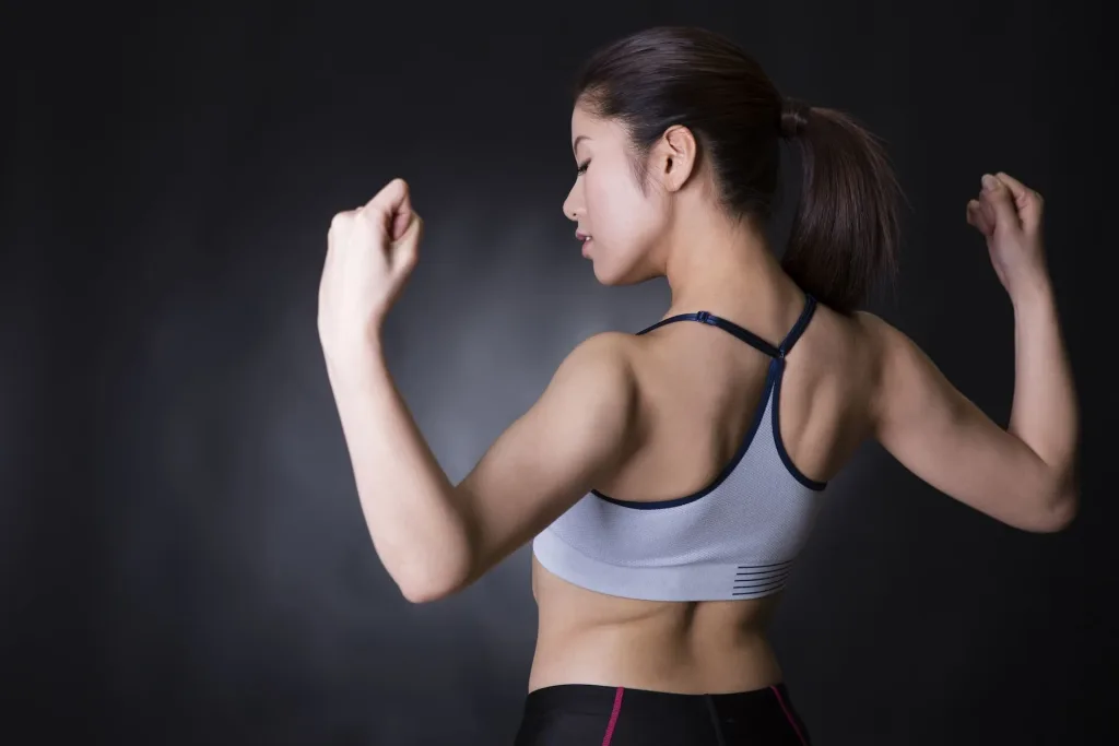 トレーニングジムに通っている女性