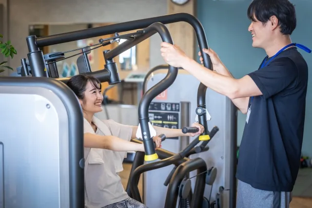 トレーナーと女性