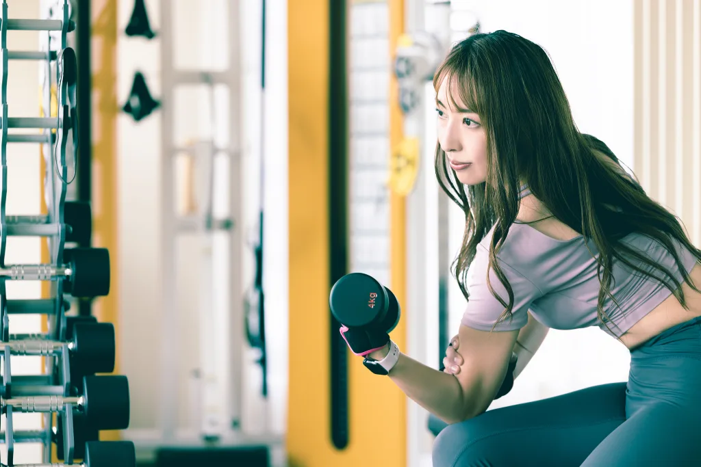 コンセントレーションカールを行う女性