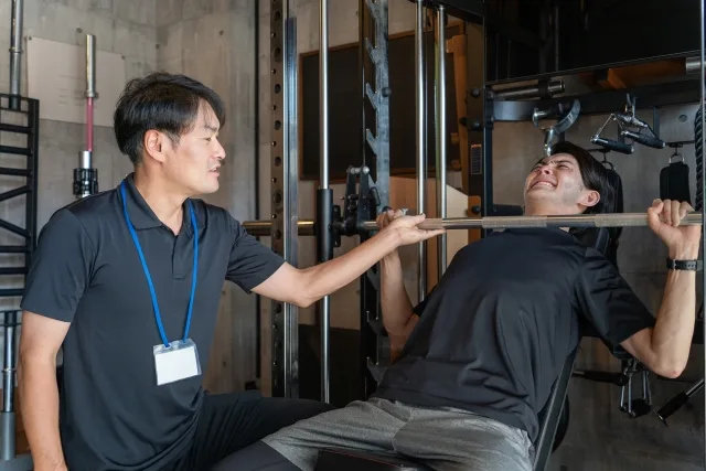 トレーナーと男性
