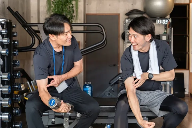 トレーナーと男性