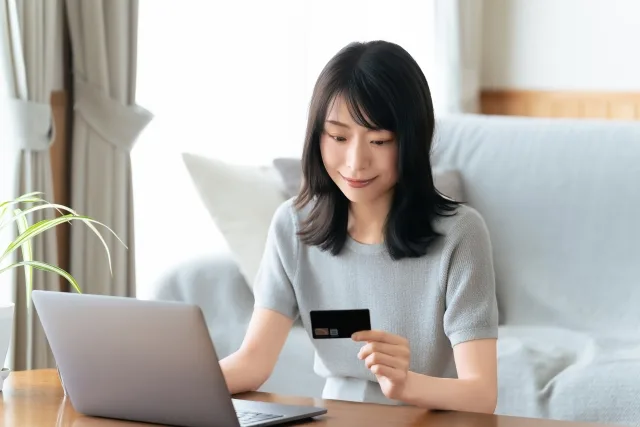 クレジットカードを使って買い物をする女性